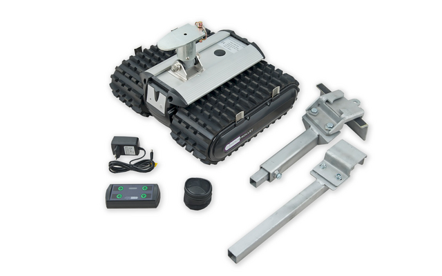 Schwarzer geländegängiger Roboter mit Raupenketten und elektronischem Zubehör auf weißem Hintergrund