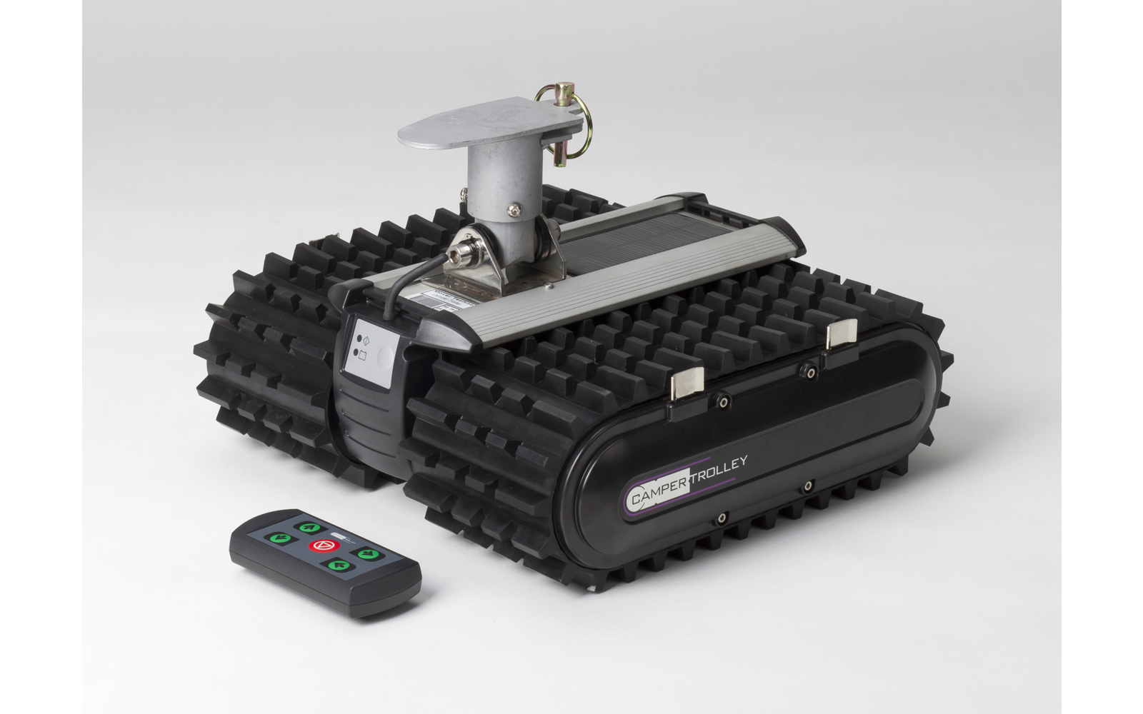 Kleiner Roboter mit Kettenantrieb und Fernbedienung auf weißem Hintergrund