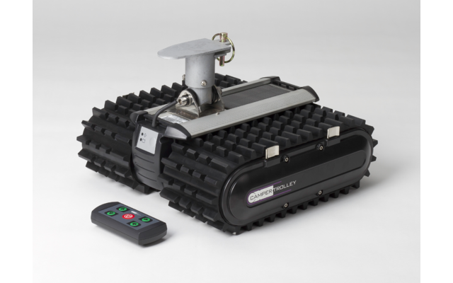 Kleiner Roboter mit Kettenantrieb und Fernbedienung auf weißem Hintergrund