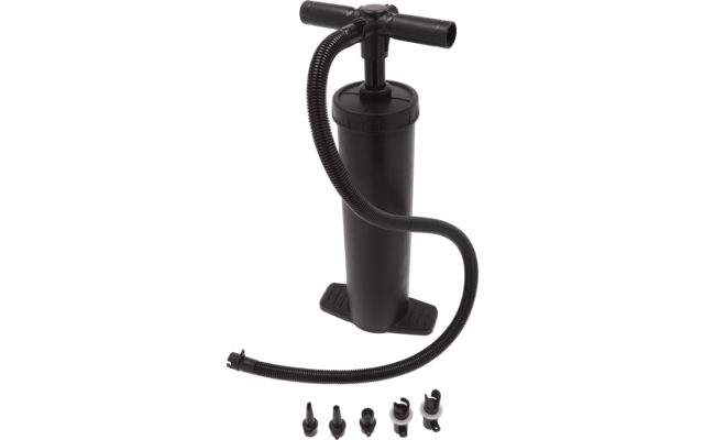 Schwarze Handpumpe mit gebogenem Schlauch und fünf Aufsätzen daneben