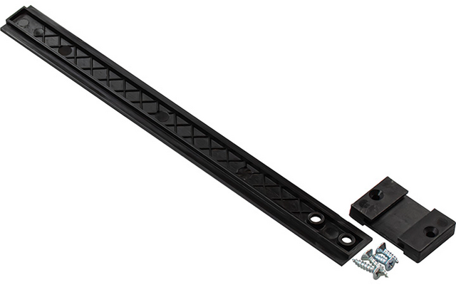Bandelette en plastique noir à motif en losanges avec deux trous ronds, à côté deux supports rectangulaires et plusieurs vis argentées