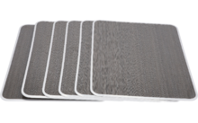 Mehrere graue rechteckige Unterlagen, die übereinander liegen