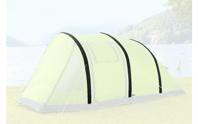 Ein hellgrünes Tunnelzelt steht auf einer Wiese, im Hintergrund sind Wasser und Berge sichtbar