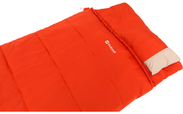 Rode slaapzak met klein wit logo en beige binnenkussen