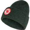 Grüne gestrickte Mütze mit einem runden weißen Aufnäher mit rotem Muster