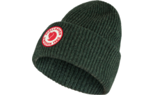 Groene gebreide muts met een ronde witte patch met rood patroon