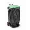 Soporte para bolsa de basura con bolsa negra, tapa verde y dos ruedas sobre fondo blanco
