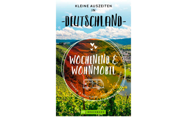 Cover mit blauem Himmel und Flusslandschaft; oben der Text 'KLEINE AUSZEITEN IN DEUTSCHLAND'; mittig ein Kreis mit weißer Schrift 'WOCHENEND & WOHNMOBIL', kleinen Herzsymbolen und Icon eines Wohnmobils; unten grüner Balken mit 'BRUCKMANN'
