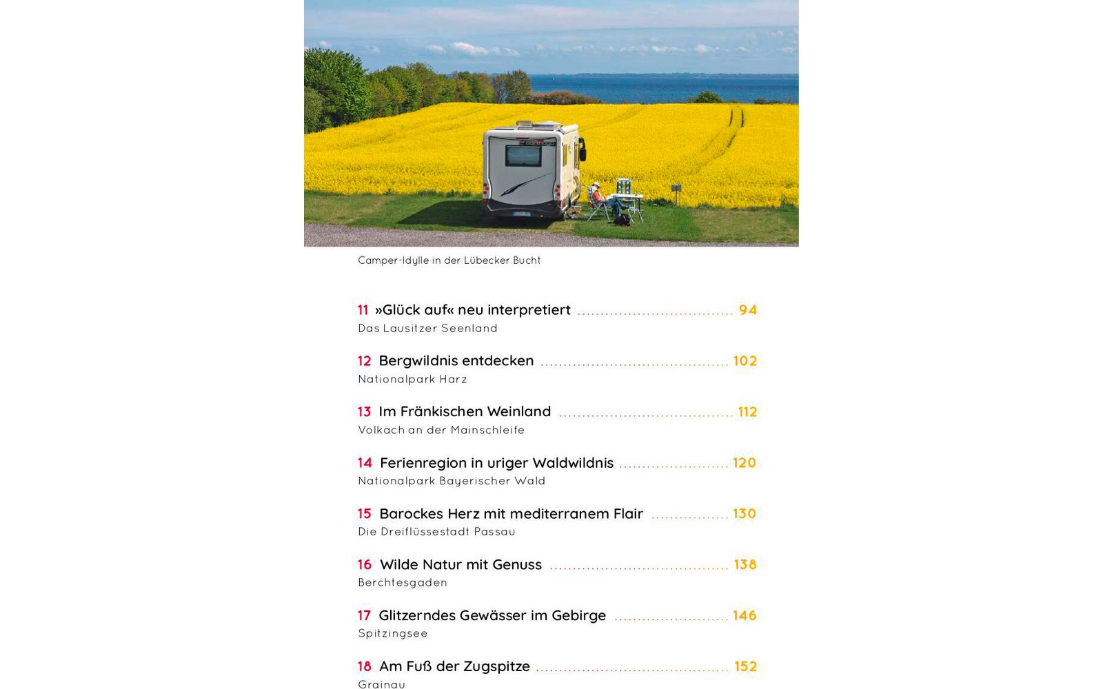 Weißes Wohnmobil auf Gras vor einem gelben Rapsfeld, dahinter Meer und blauer Himmel; zwei Stühle und ein kleiner Tisch neben dem Wohnmobil