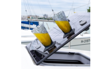 Zwei Gläser mit orangem Saft auf einer geöffneten Yacht-Luke