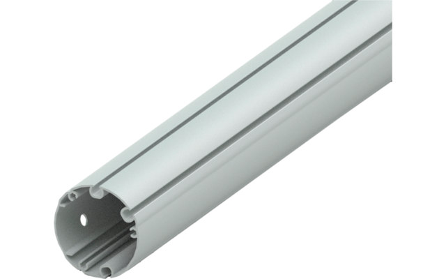 Nahaufnahme eines silberfarbenen, runden Metallrohrs mit Löchern an einem Ende