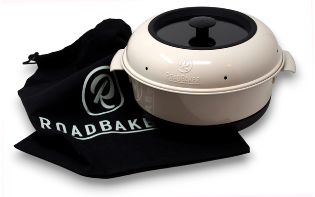 Rundes beige-schwarzes Gerät mit schwarzem Deckelknopf, daneben schwarzer Stoffbeutel mit weißer Aufschrift "ROADBAKER" auf weißem Hintergrund