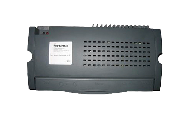 Schwarzes Gerät mit Lüftungsschlitzen und einem weißen Etikett mit der Aufschrift 'truma'