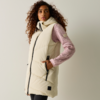 Persona con gilet imbottito lungo crema con cappuccio sopra un maglione rosa, mani nelle tasche, capelli ricci, guarda verso destra