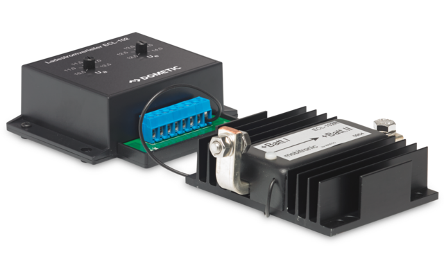 Dos módulos electrónicos negros sobre placas metálicas conectados por un cable negro; a la izquierda bloque de terminales azul, a la derecha módulo con aletas de refrigeración, tornillos visibles y etiqueta blanca