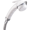 Weiße Duschbrause mit silbernem Schlauchanschluss auf weißem Hintergrund