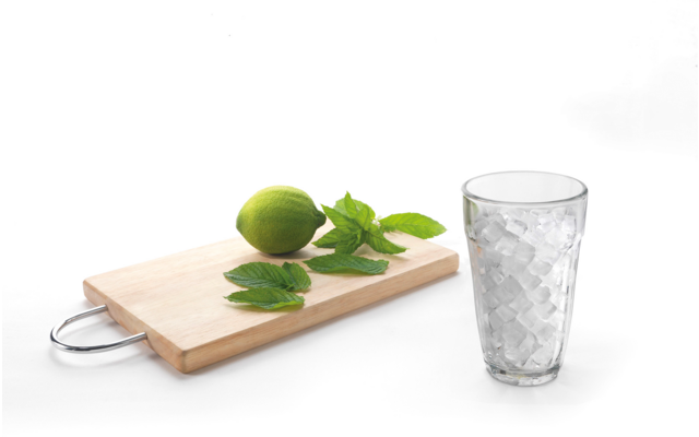 Holzbrett mit zwei grünen Limetten und einigen Minzblättern daneben ist ein leeres Glas