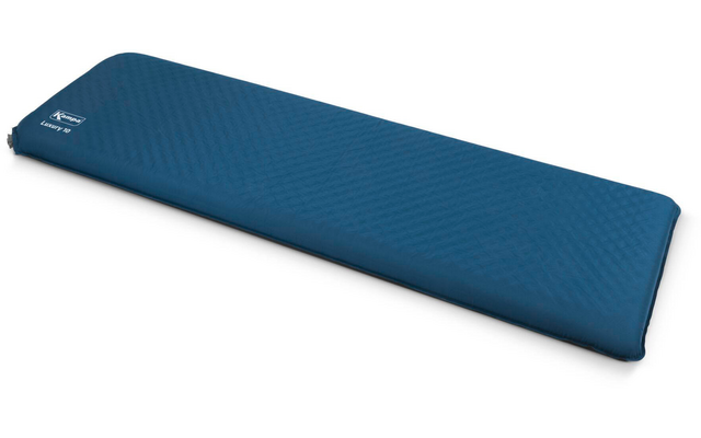 Blaues aufblasbares Isomatten-Luftbett auf weißem Hintergrund