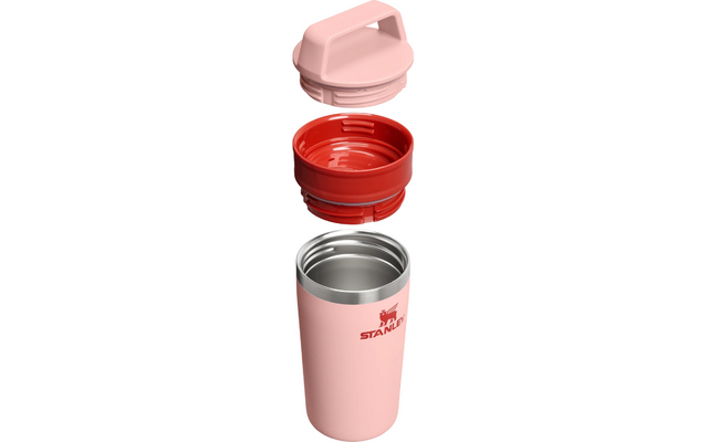 Drei übereinander angeordnete Teile eines rosa Bechers: oben rosa Schraubdeckel mit Griff, Mitte rotes Innenstück, unten rosa Becherkörper mit rotem Stanley-Logo
