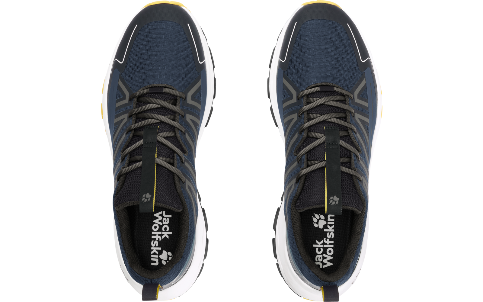 twee donkerblauwe schoenen van boven, naast elkaar, zwarte/grijze veters, witte zolen, gele hiellusjes en dunne gele streep op de tongen, inlegzolen met Jack Wolfskin tekst en pootlogo zichtbaar