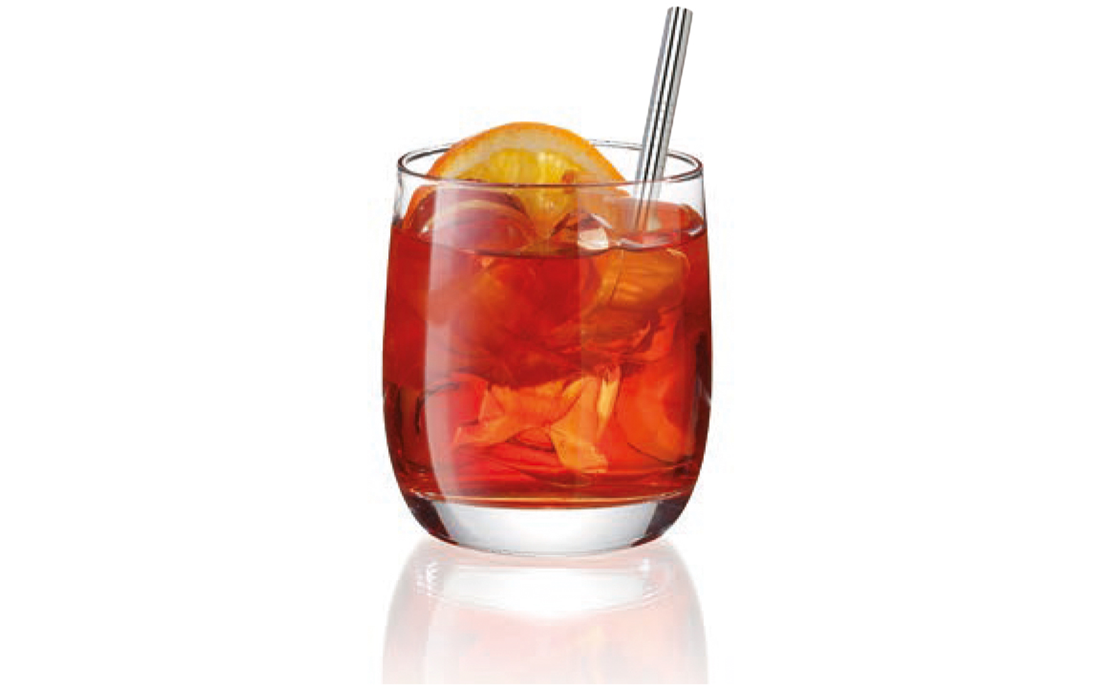 Rundes klares Glas mit roter Flüssigkeit, Eiswürfeln, Metallstrohhalm und Orangenscheibe auf weißem Hintergrund