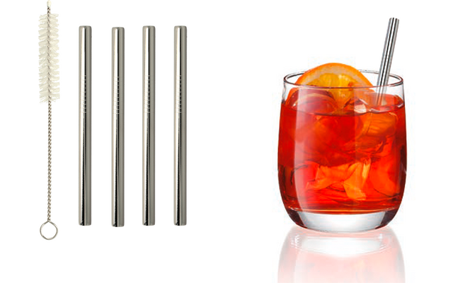 Reinigungsbürste und vier Edelstahltrinkhalme links; rechts rundes Glas mit rotem Getränk, Eiswürfeln, Orangenscheibe und Metallstrohhalm