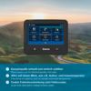 Een tablet toont een app-interface met energiebesparingsopties, op de achtergrond een heuvelachtig landschap en zonsondergang