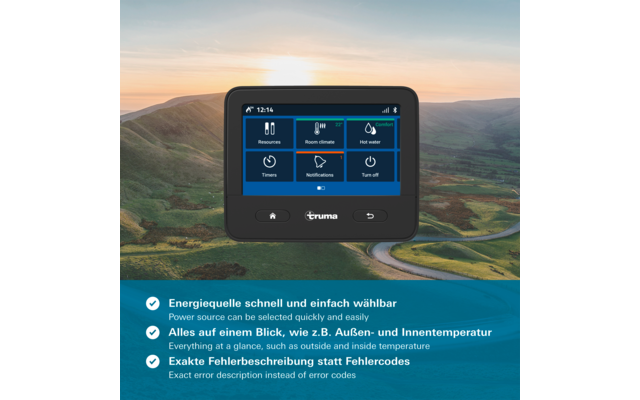 Een tablet toont een app-interface met energiebesparingsopties, op de achtergrond een heuvelachtig landschap en zonsondergang