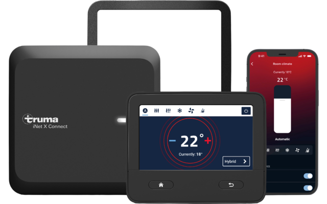 Drie digitale apparaten, waaronder een thermostaat, een smartphone en een kleine bedieningsunit
