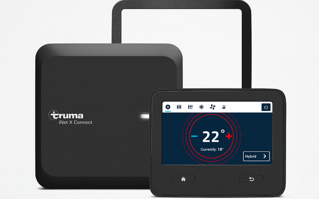 Twee zwarte elektronische apparaten, één met het label 'Truma iNet X Connect', de ander met een display dat -22 graden toont