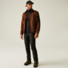 Ein Mann trägt eine braune Jacke, schwarze Hose und braune Schuhe, dazu eine schwarze Kappe