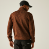 Mann von hinten mit brauner Jacke und schwarzer Mütze