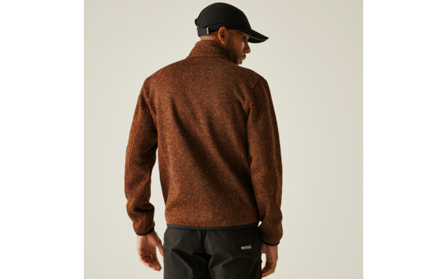 Mann von hinten mit brauner Jacke und schwarzer Mütze