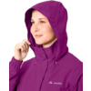 Seitliches Porträt einer Person, die eine violette Kapuzenjacke mit Vaude-Logo trägt, hält die Kapuze mit der rechten Hand und blickt nach links