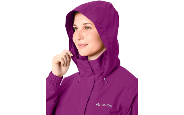 Seitliches Porträt einer Person, die eine violette Kapuzenjacke mit Vaude-Logo trägt, hält die Kapuze mit der rechten Hand und blickt nach links