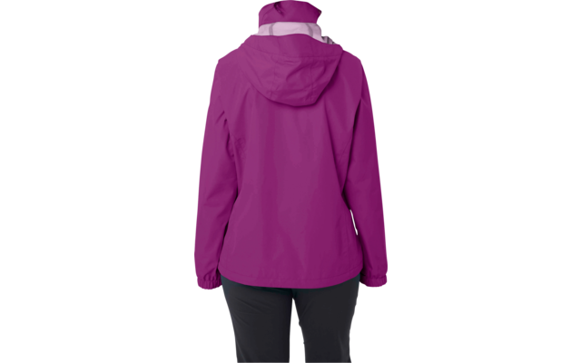 Person von hinten, trägt violette Kapuzenjacke, schwarze Hose, brauner Pferdeschwanz, weißer Hintergrund