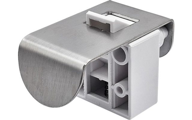 Gebogen geborsteld metalen flap boven een wit rechthoekig plastic huis met rechthoekige holtes en een zichtbare veer; bovenop een kleine witte schuif