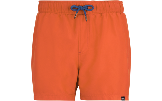 Orange kurze Badeshorts mit elastischem Bund und dunkelblauer Kordel, mittige Frontnaht und kleines schwarzes Etikett unten rechts, weißer Hintergrund