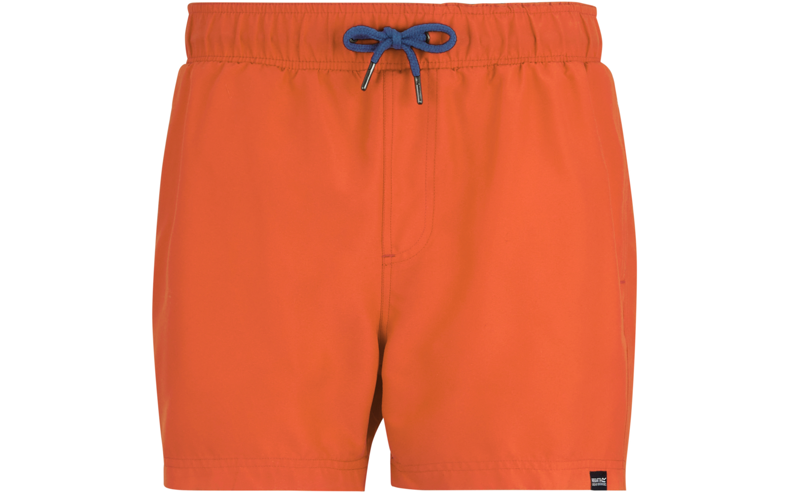 Orange kurze Badeshorts mit elastischem Bund und dunkelblauer Kordel, mittige Frontnaht und kleines schwarzes Etikett unten rechts, weißer Hintergrund