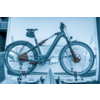 E-Bike mit integrierter Batterie und Satteltasche auf Heckträger eines weißen Fahrzeugs