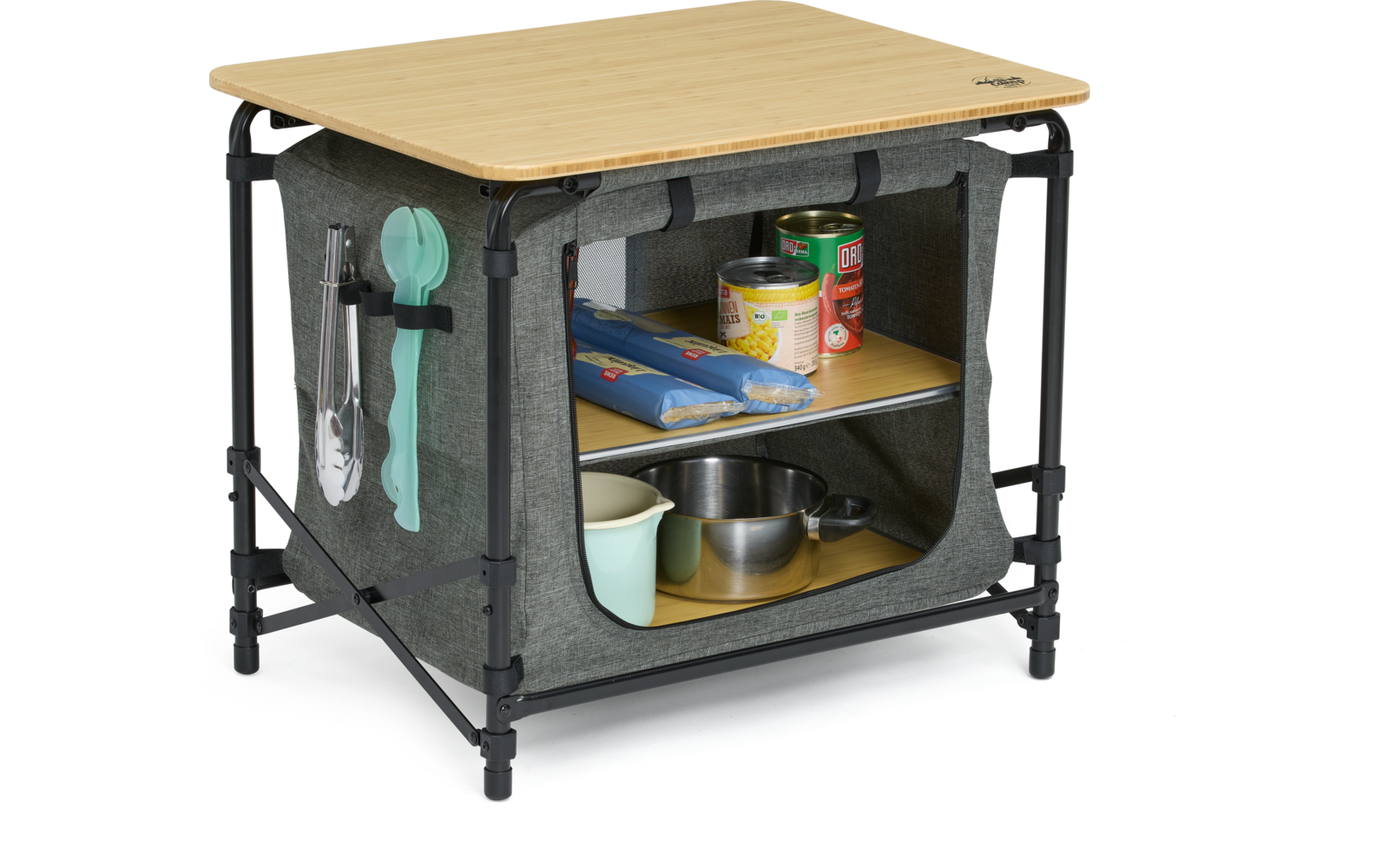 Grauer Stoffschrank mit schwarzem Metallgestell und hellbraunem Holzbrett oben; Vorderseite offen, zwei Regalböden mit Dosen, Lebensmittelverpackungen, Metalltopf und Tasse; links an einer Halterung grünliche Küchenutensilien