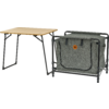 Een tafel met een bruine houten bovenkant en een zwart metalen frame, naast een grijze opvouwbare stoel met een oranje detail