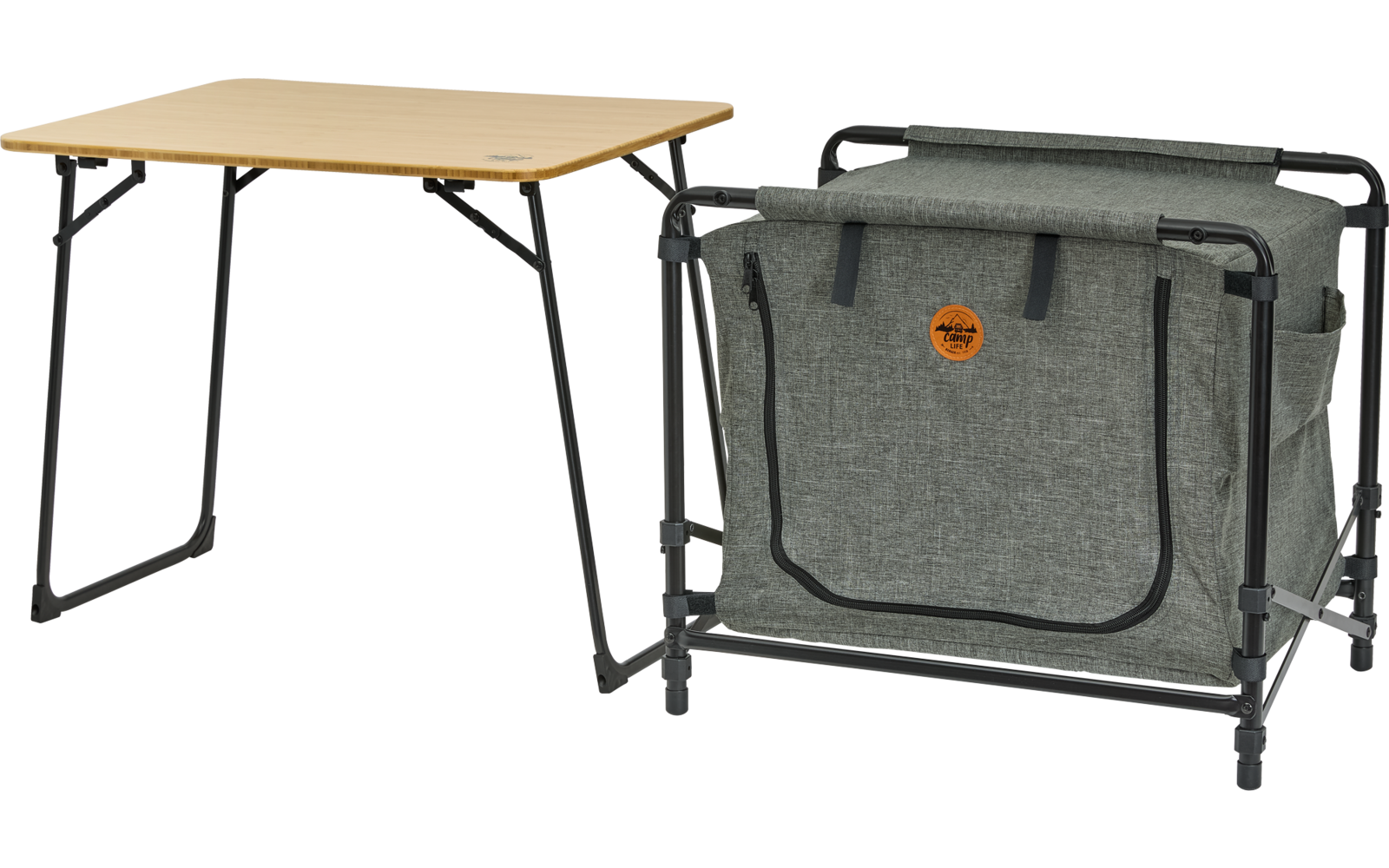 Een tafel met een bruine houten bovenkant en een zwart metalen frame, naast een grijze opvouwbare stoel met een oranje detail