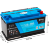 Eine blaue Autobatterie mit Aufklebern und Anschlüssen
