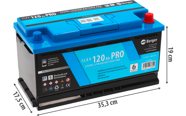 Eine blaue Autobatterie mit Aufklebern und Anschlüssen