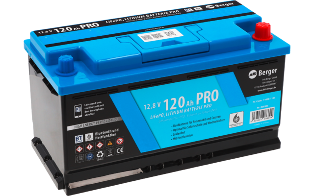 Blauwe autobatterij met etiketten en rode pluspool