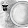 Oben rechts runde graue Schale mit konzentrischen Ringen; linke Seite sandartige Oberfläche; oben links schwarzer Aufkleber mit dem Text 'STONE TOUCH dinnerware 60% mineral 40% melamine'