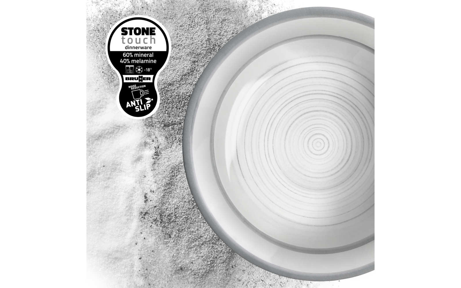 Oben rechts runde graue Schale mit konzentrischen Ringen; linke Seite sandartige Oberfläche; oben links schwarzer Aufkleber mit dem Text 'STONE TOUCH dinnerware 60% mineral 40% melamine'