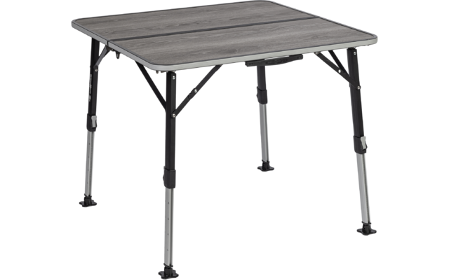 Quadratischer Tisch mit hellgrauem Holzstruktur-Tischblatt in zwei Paneelen, schwarzer Kante, schwarzem Metallrahmen und vier silbernen Metallbeinen mit teleskopischen Segmenten, schwarzen Verstrebungen und schwarzen Fußplatten