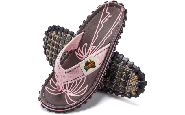 Zwei rosa Zehenstegsandalen mit floralem Muster auf der Innensohle, schwarzer profillaufsohle und Stoffband mit kleinem Markenlabel